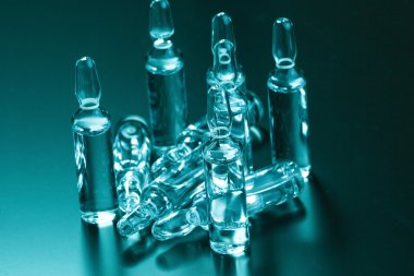  karanlık bir arka plan üzerinde tıbbi ampul