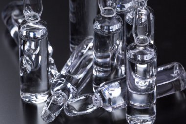  Siyah arka planda tıbbi ampuller