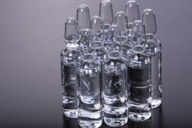  Siyah arka planda tıbbi ampuller