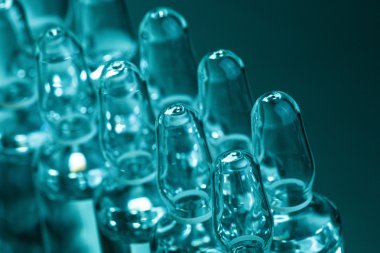  karanlık bir arka plan üzerinde tıbbi ampul