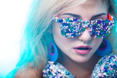  Kız sanat tarzı. Kız müzik fan kulaklık ve 