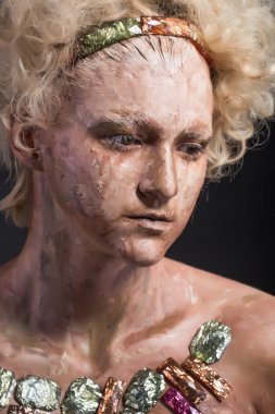  Sanat makyajlı kız fotoğrafı