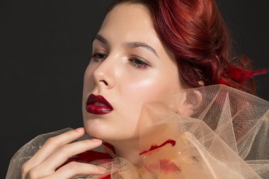 şeffaf kumaş - tül ile Kızıl saçlı kız