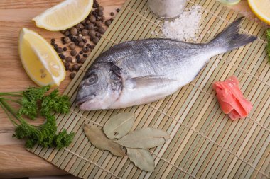  limon, tereyağı, tuz ve biber ile taze balık 