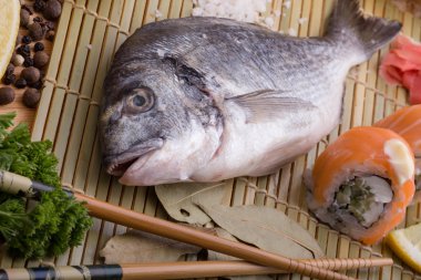  limon, tereyağı, tuz ve biber ile taze balık 