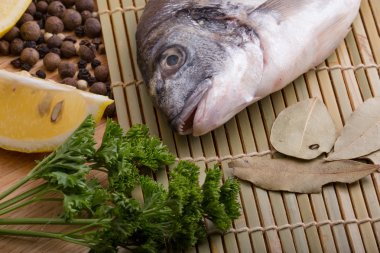  limon, tereyağı, tuz ve biber ile taze balık 