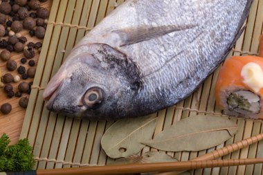  limon, tereyağı, tuz ve biber ile taze balık 