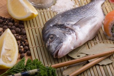  limon, tereyağı, tuz ve biber ile taze balık 