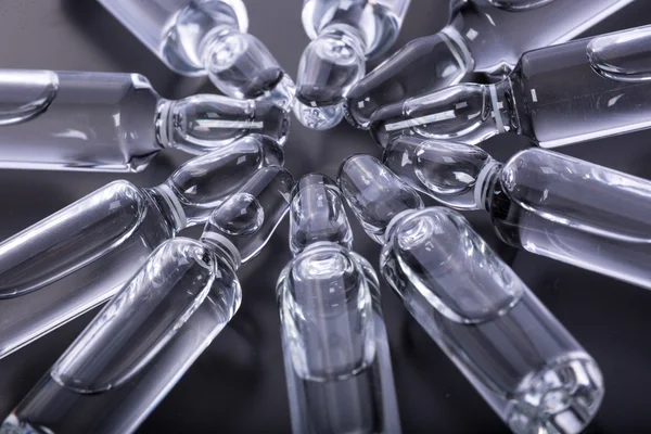  Siyah arka planda tıbbi ampuller