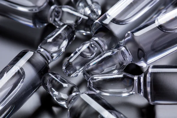  Siyah arka planda tıbbi ampuller