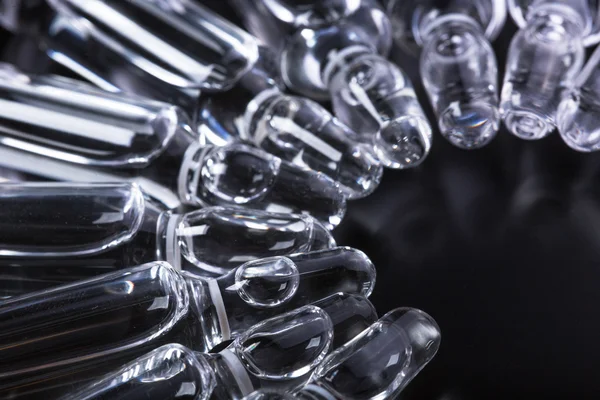  Siyah arka planda tıbbi ampuller