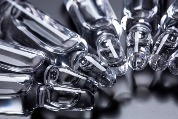  Siyah arka planda tıbbi ampuller