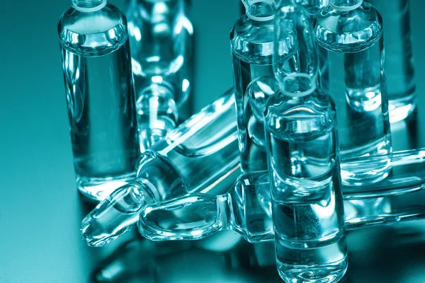  karanlık bir arka plan üzerinde tıbbi ampul