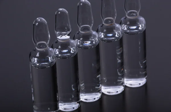 Ampollas médicas sobre fondo negro —  Fotos de Stock