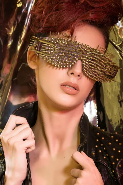 \young menina com usando óculos de cabelo vermelho com ouro picos em th — Fotografia de Stock