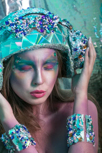 Fille dans l'image de l'art du corps - musical la fille dans l'hologramme helme — Photo