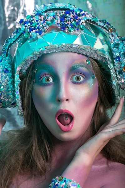 Fille dans l'image de l'art du corps - musical la fille dans l'hologramme helme — Photo