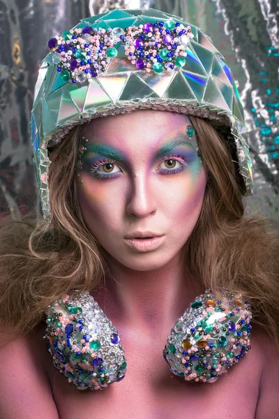 Fille dans l'image de l'art du corps - musical la fille dans l'hologramme helme — Photo