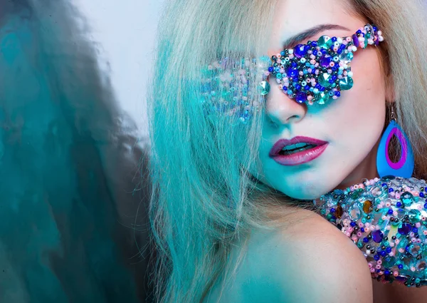  Kız sanat tarzı. Kız müzik fan kulaklık ve 