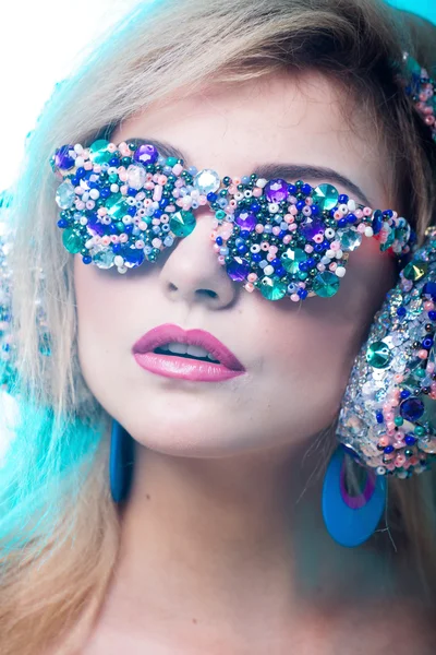 Chica en el estilo del arte. Chica fan de la música en los auriculares y —  Fotos de Stock