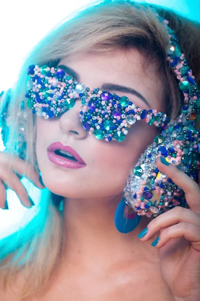  Kız sanat tarzı. Kız müzik fan kulaklık ve 