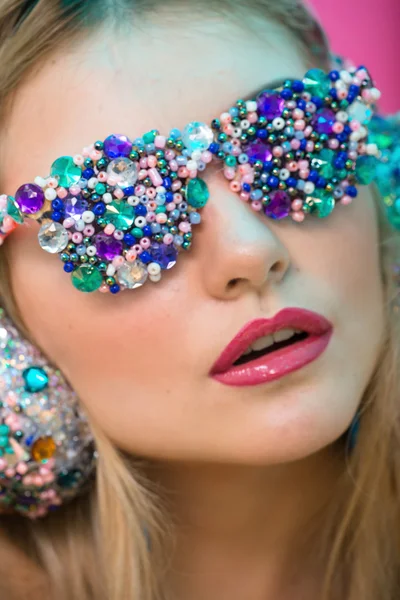 Chica en el estilo del arte. Chica fan de la música en los auriculares y —  Fotos de Stock