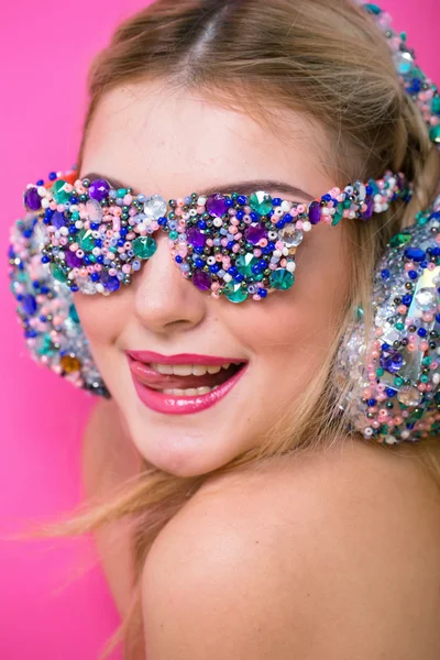 Chica en el estilo del arte. Chica fan de la música en los auriculares y —  Fotos de Stock