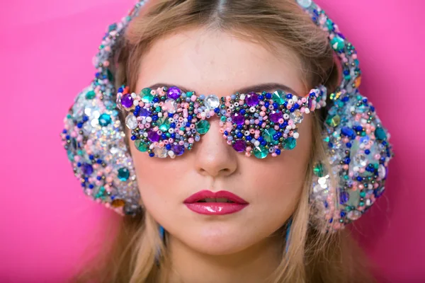 Menina no estilo da arte. fã de música menina nos fones de ouvido e — Fotografia de Stock