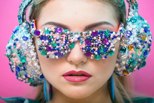  Kız sanat tarzı. Kız müzik fan kulaklık ve 