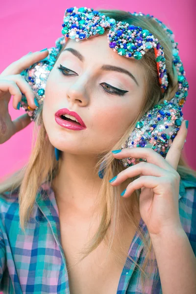 Chica en el estilo del arte. Chica fan de la música en los auriculares y —  Fotos de Stock