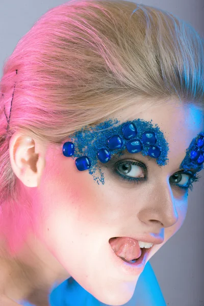 Holky blondýnka s kreativní make-up s kameny s colore — Stock fotografie