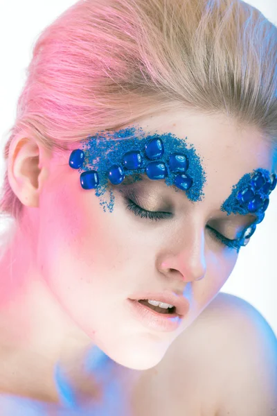 Chicas chica rubia con maquillaje creativo con piedras con color —  Fotos de Stock