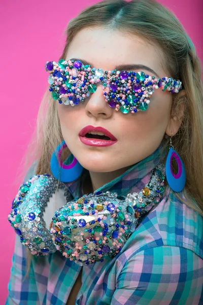 Chica en el estilo del arte. Chica fan de la música en los auriculares y —  Fotos de Stock