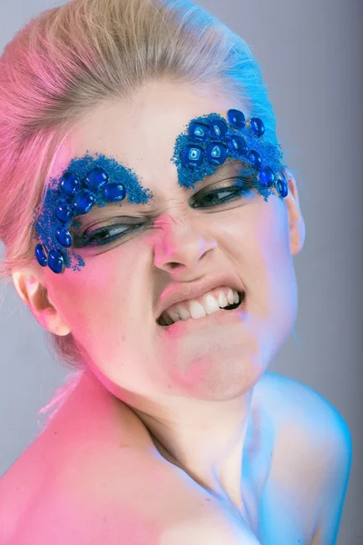 Ragazze ragazza bionda con make-up creativo con pietre con colore — Foto Stock