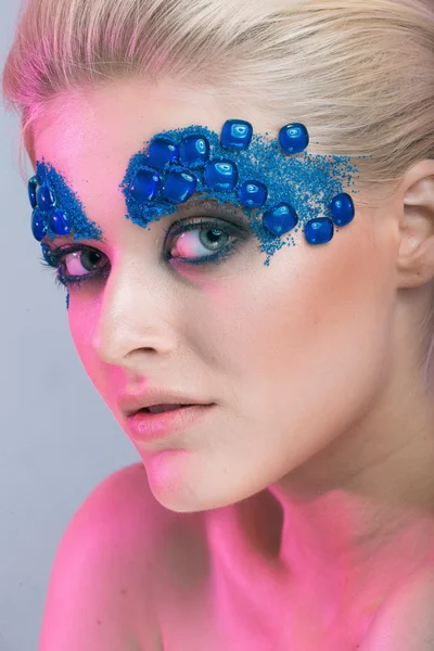 Chicas chica rubia con maquillaje creativo con piedras con color —  Fotos de Stock