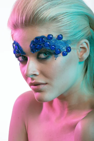 Holky blondýnka s kreativní make-up s kameny s colore — Stock fotografie