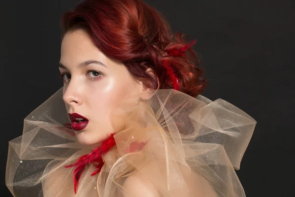 Ragazza rossa con tessuto trasparente - tulle — Foto Stock