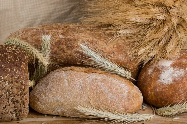 F 직물 갈색 배경 색상에 곡물 빵. — 스톡 사진
