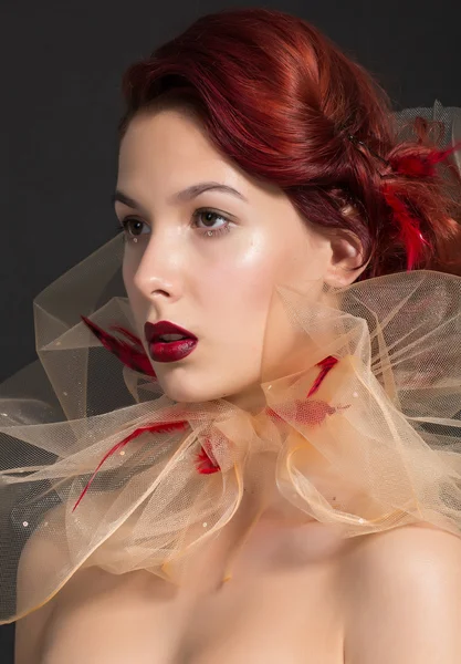 Ragazza rossa con tessuto trasparente - tulle — Foto Stock