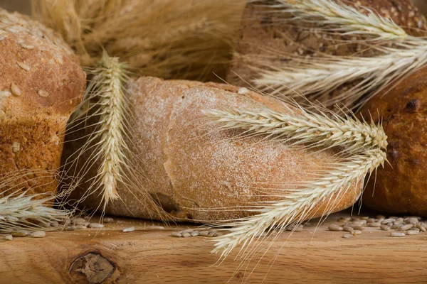 f ekmek tahıl bir kumaş arka plan kahverengi rengi ile.