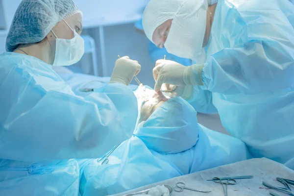 Echte plastische Chirurgie, um die Form der Nase zu verändern — Stockfoto