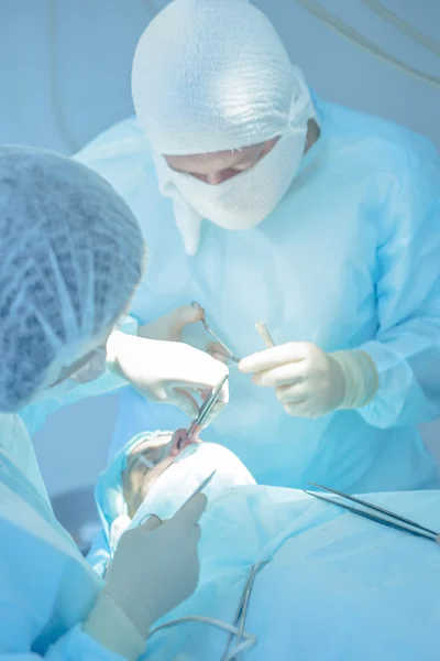 Πραγματική πλαστική χειρουργική για να αλλάξετε το σχήμα της μύτης — Φωτογραφία Αρχείου