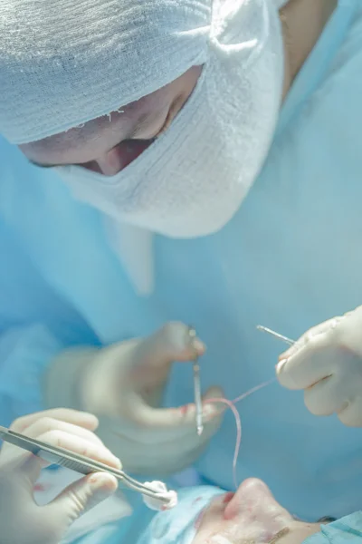 진짜 성형 수술은 코의 모양을 변경 하려면 — 스톡 사진