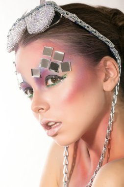  şık makyaj sanat ve ek erişim ile koyu saçlı kız