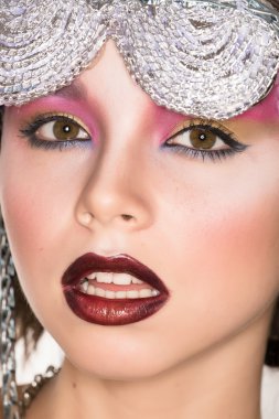  şık makyaj sanat ve ek erişim ile koyu saçlı kız