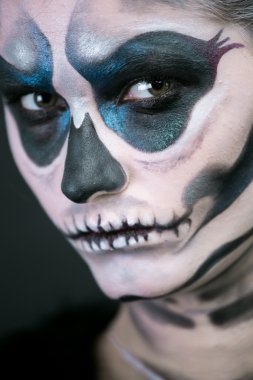  Kız bir iskelet siyah bir arka plan görüntü