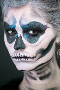  Kız bir iskelet siyah bir arka plan görüntü