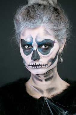  Kız bir iskelet siyah bir arka plan görüntü