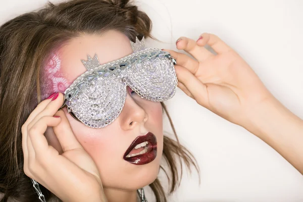 Chica de pelo oscuro con un elegante arte de maquillaje y acceso adicional —  Fotos de Stock