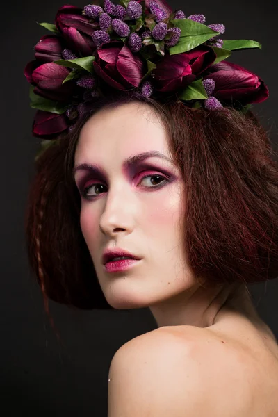 Ragazze con bellissimi fiori sulla testa e un makeover elegante — Foto Stock